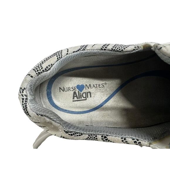 Nurse Mates Align Dorin Shoe White/Gray/Black Flowers Size 7M Slip Resistant - Picture 11 of 11